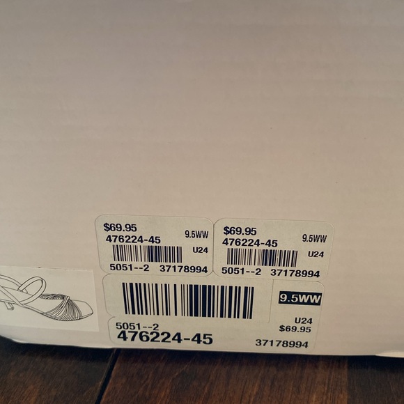 Extrawide width metallic strappy kitten heal sandal faux leather gold/silver NWT - Picture 6 of 6